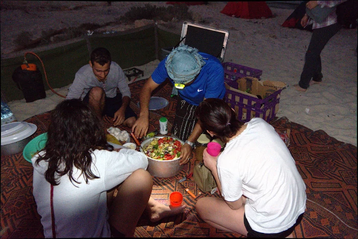 Préparation de la cuisine omanaise dans le désert