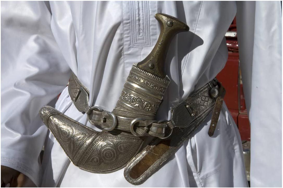 Le kandjar poignard oriental à lame très large et recourbée porté à la taille par les hommes au sultanat d'Oman lors des cérémonies.