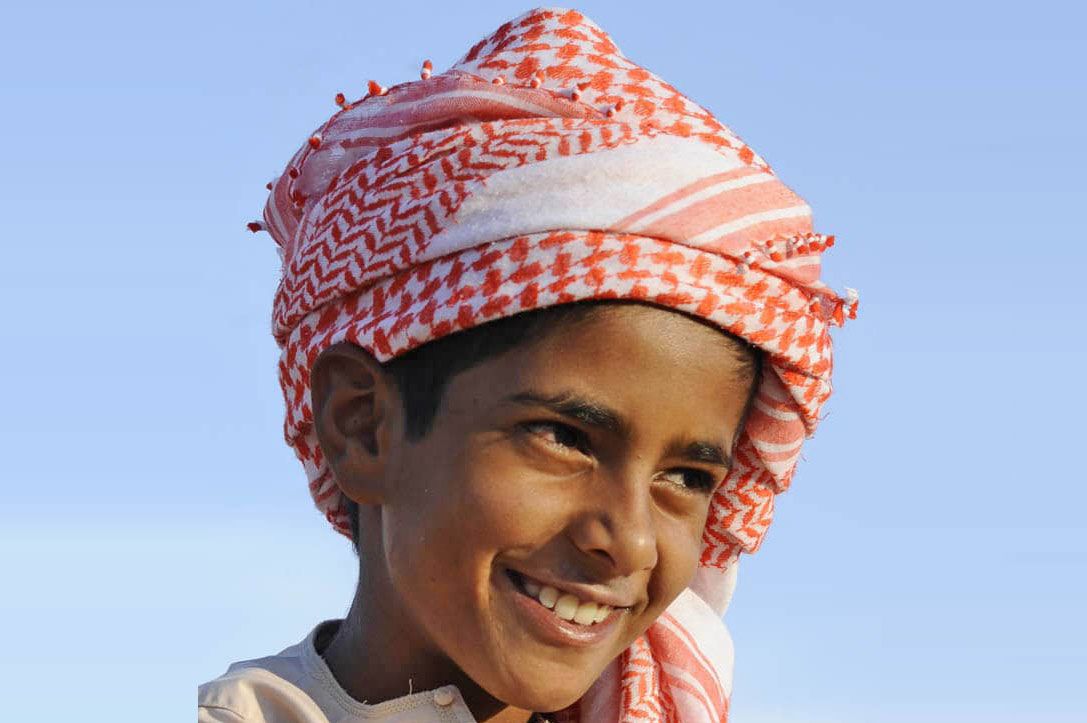 Enfant omanais avec le turban omanais appelé " massar “